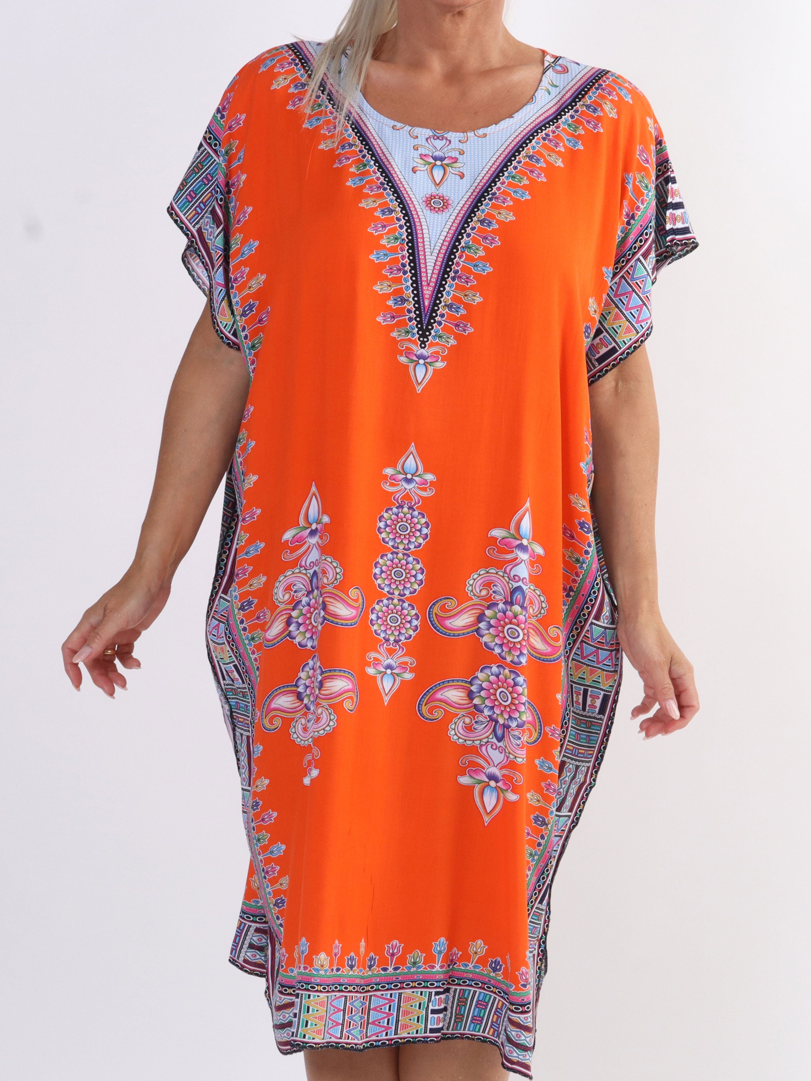 Mille - Let og luftig plus size tunika i farvet mønster